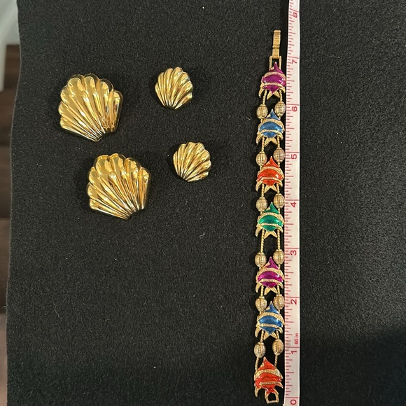 Earrings and bracelet bundle - Picture 2 of 8